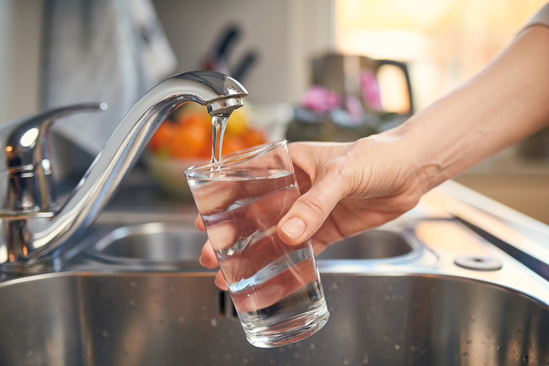 Trinkwasser – ein kostbares Lebensmittel (Foto: Stadtwerke Heidelberg / Fotolia ©samopauser) Glas wird mit Leitungswasser gefüllt
