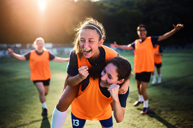 Mit der Aktion heidelberg VEREINT wollen die Stadtwerke Heidelberg und der Sportkreis Heidelberg das soziale Engagement von Sportvereinen fördern. (Foto: Stadtwerke Heidelberg/istock) Jugendliche Fußballerinnen beim Torjubel
