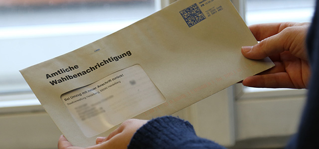 Wichtiges zur Abstimmung. (Foto: Stadt Heidelberg) Hände halten Wahlbenachrichtigung.