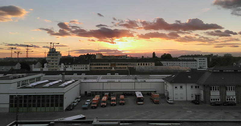 Blick auf Halle und Parkplatz