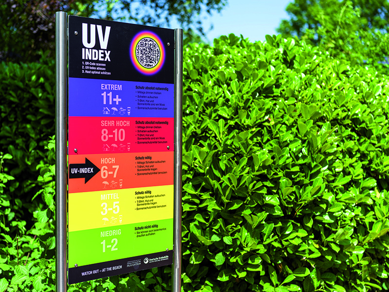 Die leicht verständliche UV-Index-Tafel im Tiergartenbad soll für die Gefahren durch UV-Strahlung und entsprechende Schutzmaßnahmen sensibilisieren. (Foto: Stadtwerke Heidelberg) Schild mit Warnstufen und Verhaltenstipps