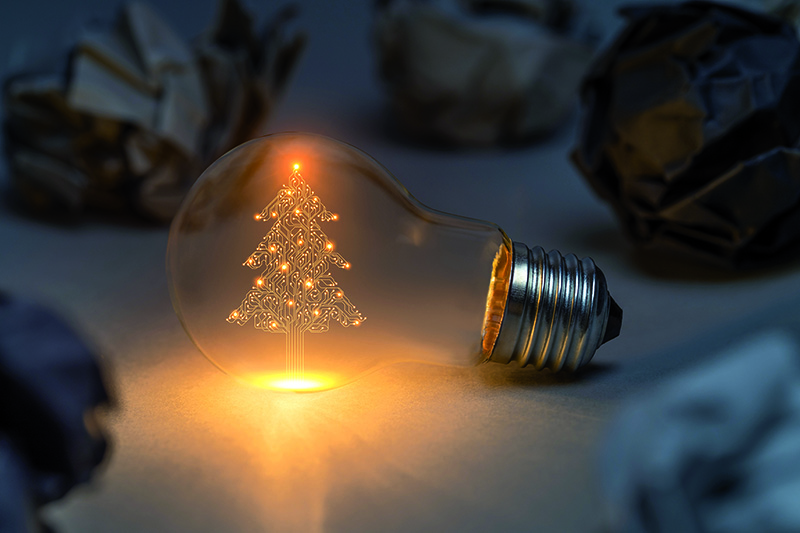 Glühbirne, in der ein Tannenbaum leuchtet