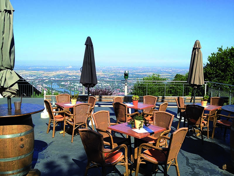 Terasse mit Blick ins Tal
