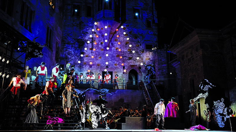 Mit „Carmen“ kehrt das musikalische Glanzlicht der vergangenen Schlossfestspiele im Sommer 2026 zurück in den Schlosshof. (Foto: Theater und Orchester Heidelberg) Szenenbild