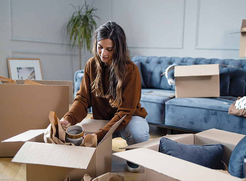 Frau mit Umzugskiste