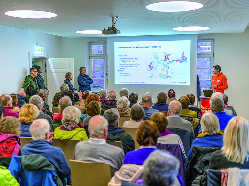 Vollbesetzter Raum bei Infoveranstaltung