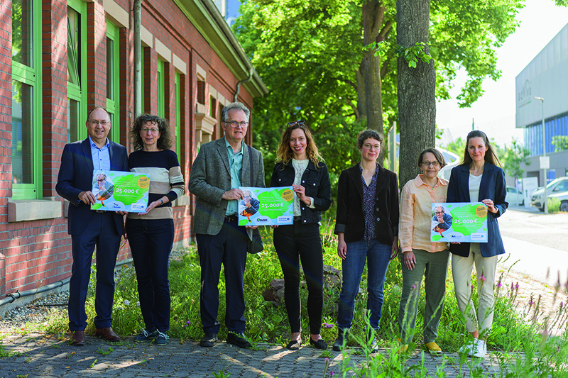 Gruppenfoto mit Schecks