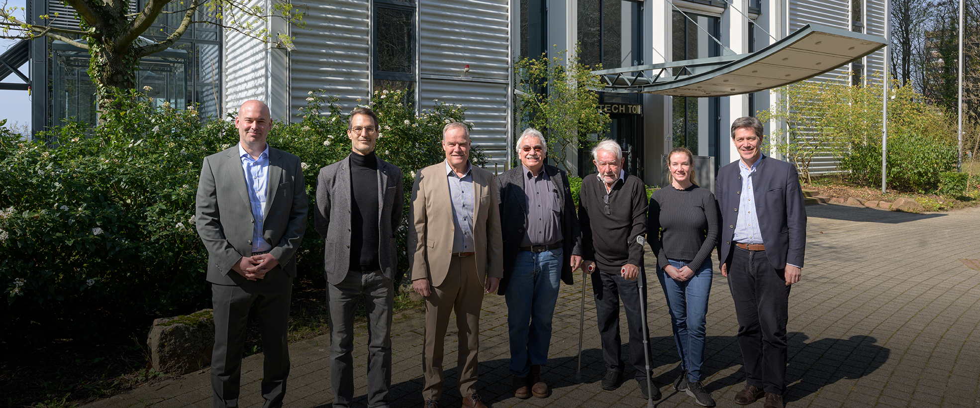 Gruppenfoto vor Hauseingang